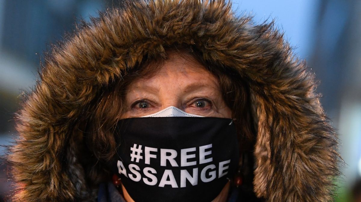 Zakladatel WikiLeaks Julian Assange zůstane ve vězení